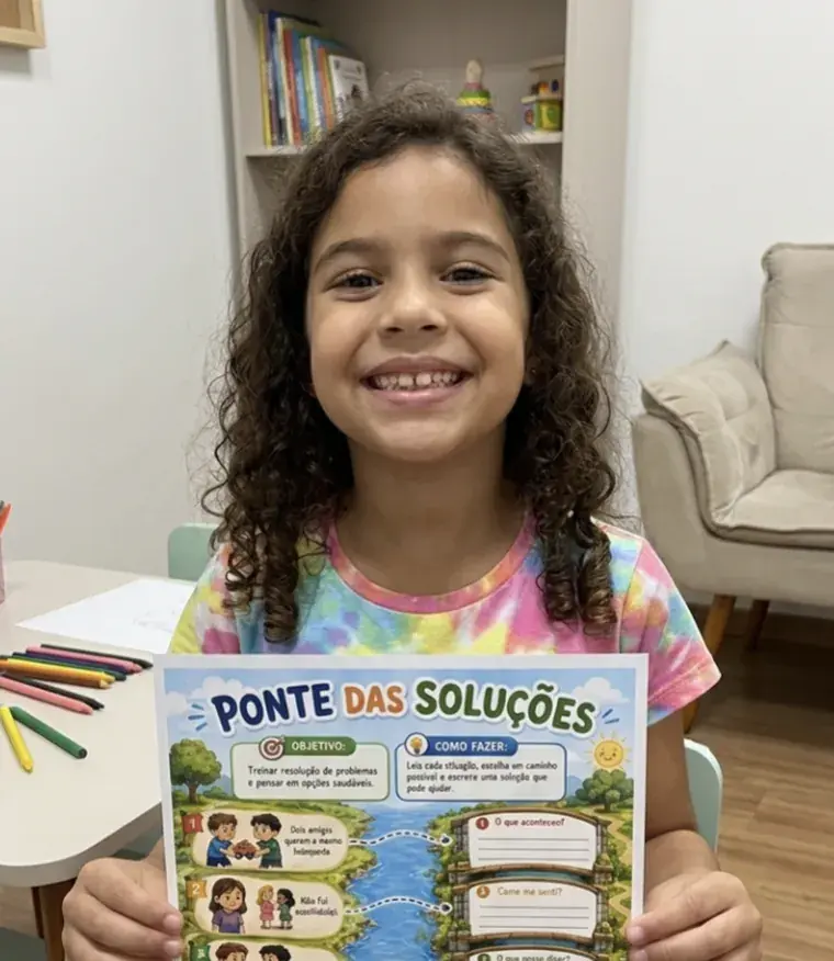 Criança mostrando a atividade Ponte das Soluções